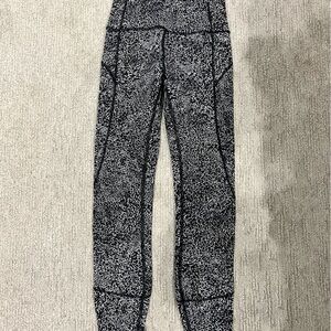 Lululemon black and white 7/8 leggings
